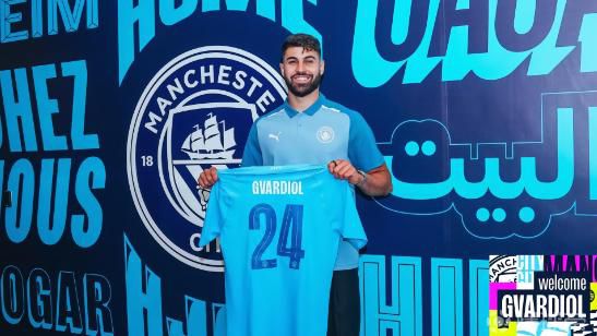在床上性感的妻子